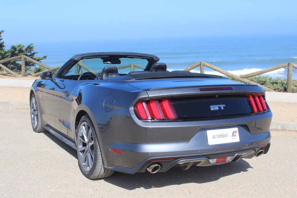 Experiencia de película al volante del Mustang Convertible