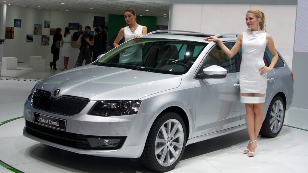 Geneva_MotorShow_2013_-_Skoda_Octavia_Combi_grey_1