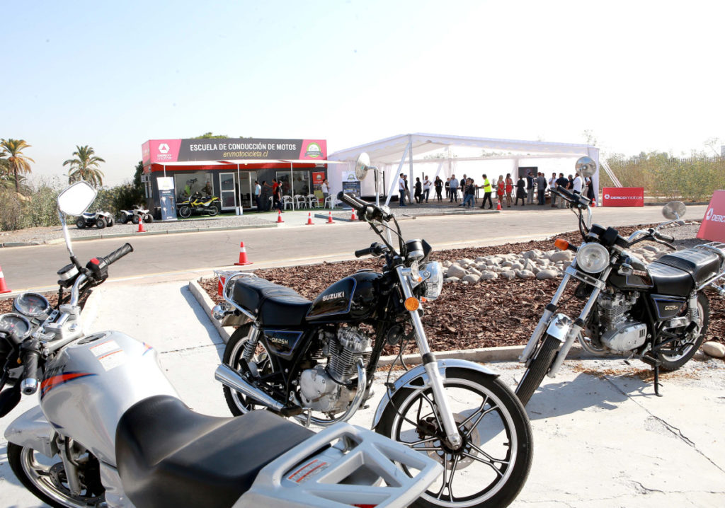 Así es la primera escuela de motocicletas certificada de Chile