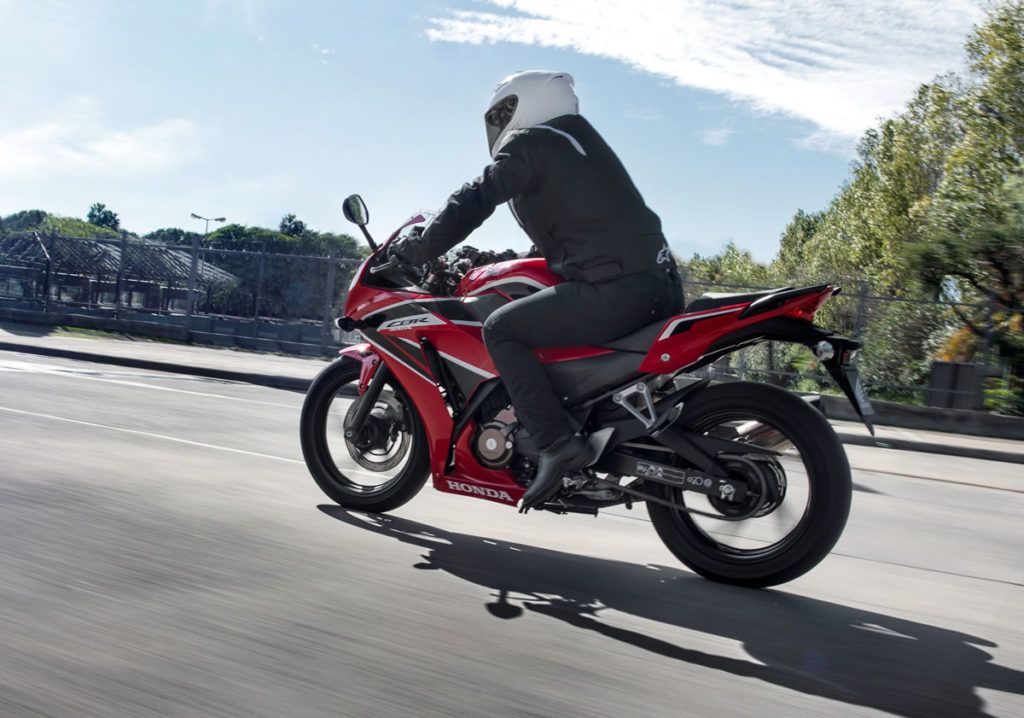 Honda CBR300R: espíritu deportivo para el diario uso urbano