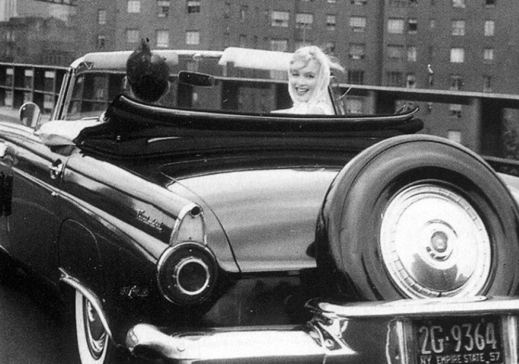 En el natalicio de Marilyn Monroe, Ford la recuerda a bordo de su Thunderbird