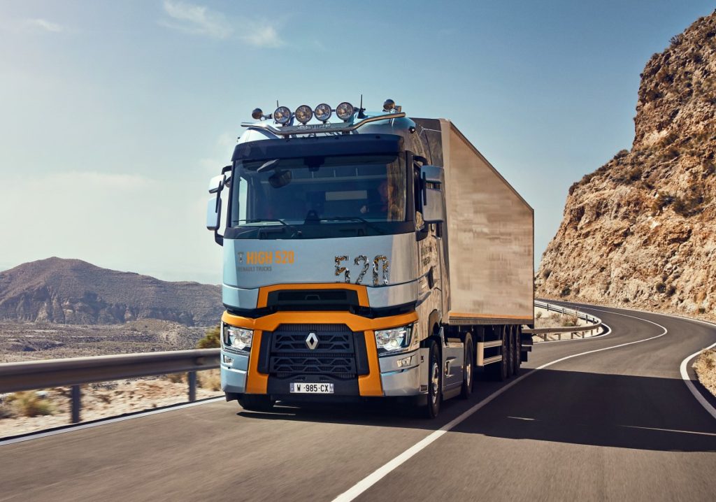 T High 520: llega a Chile el buque insignia de Renault Trucks