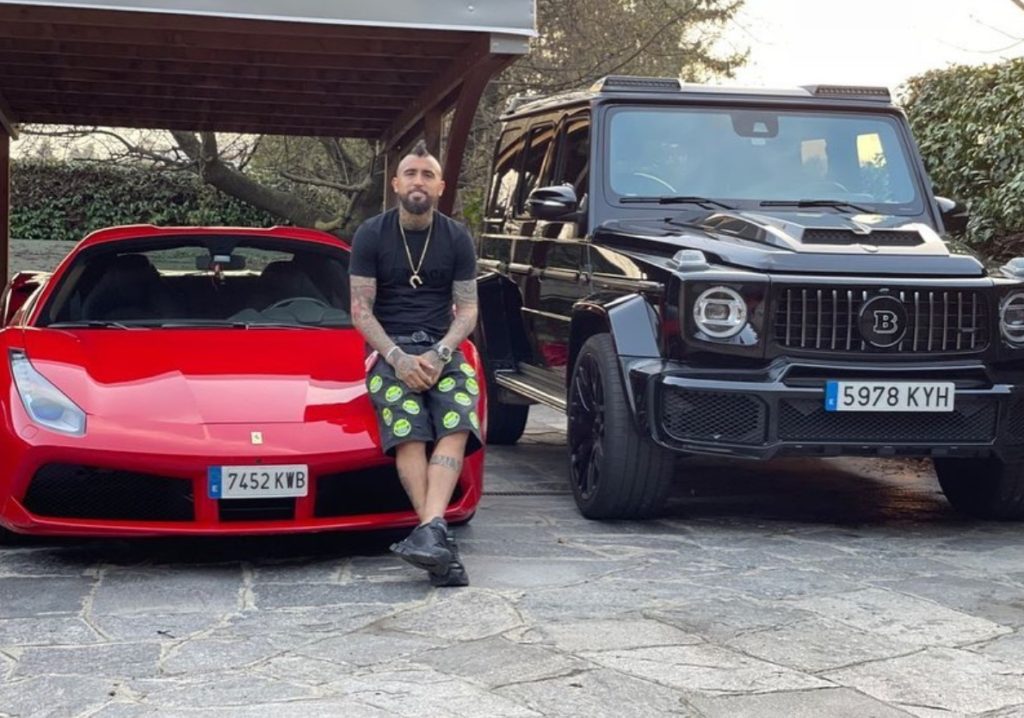 El garaje de lujo de Arturo Vidal: Ferrari 488 y Brabus 800 Widestar