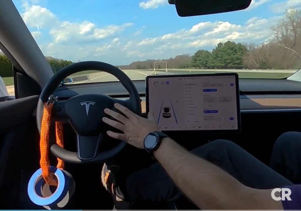 Tesla se maneja solo: denuncian lo fácil que es engañar el Autopilot