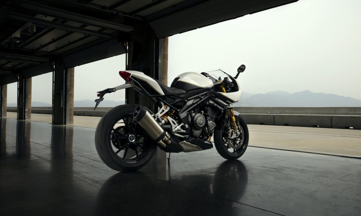 Triumph Speed Triple 1200 RR debuta cargada de actitud y rendimiento