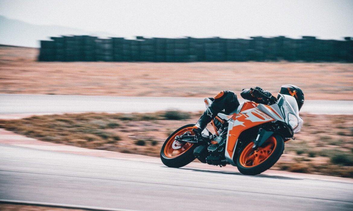 KTM RC 200 2022 acelera con todo el espíritu del MotoGP