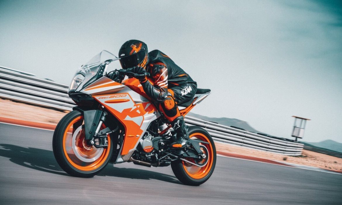 KTM RC 200 2022 acelera con todo el espíritu del MotoGP