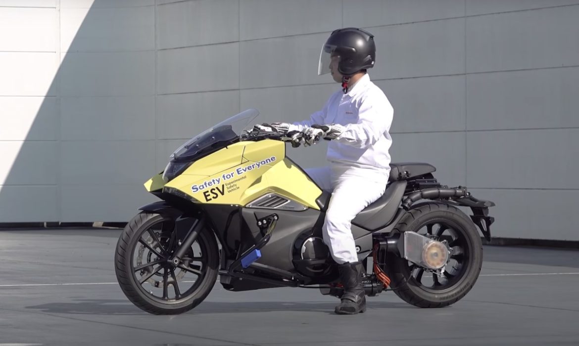 La moto que no se cae de Honda es posible gracias al Riding Assist