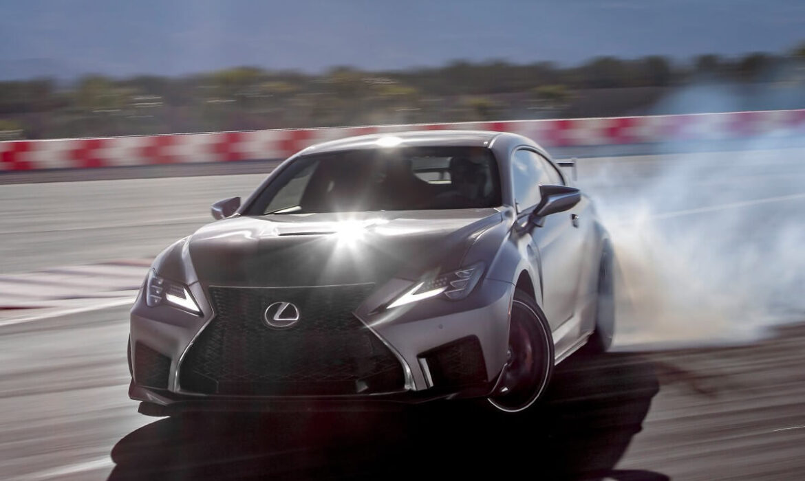 El garage de Marcianeke aguarda por un auto Lexus RC F Coupé