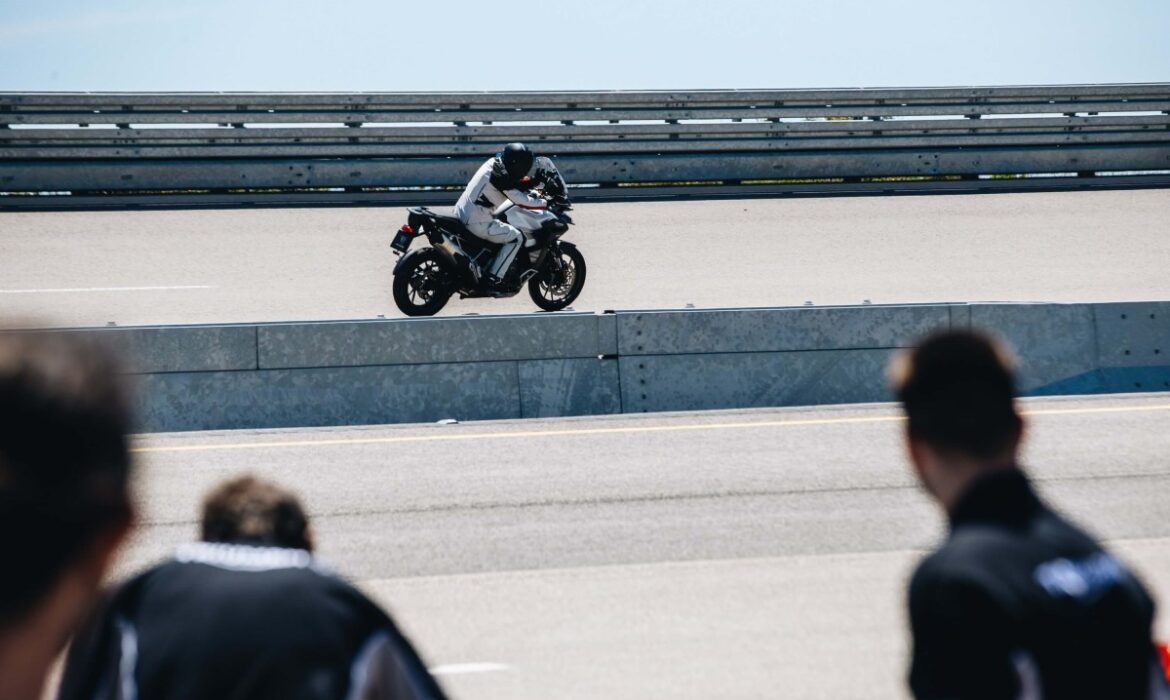 Récord Guinness: Triumph recorrió más de 4.000 km en un día