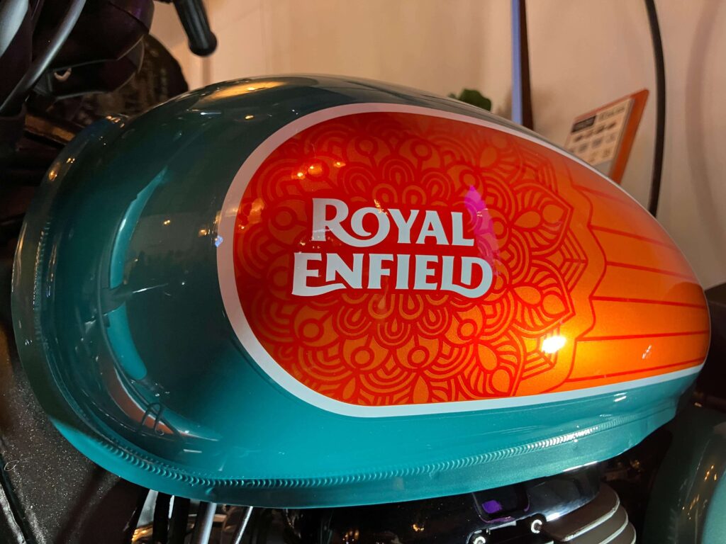 Royal Enfield Goan Classic 350: moto bobber con herencia setentera